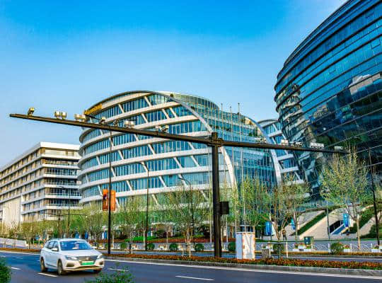 上海会展中心周边核心道路多杆合一